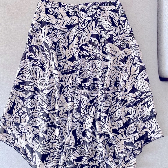 🖤🤍MELANIE LYNE 🖤🤍double layered black and white leaf design skirt. Size 6. - Picture 1 of 8